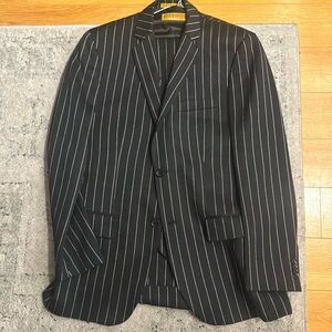 This is a 3 piece regular fit suit in the size 40R/34.